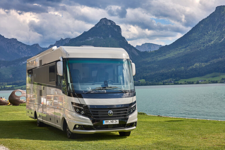 Type de véhicule Flair sur les rives du lac Wolfgangsee avec les montagnes en arrière-plan