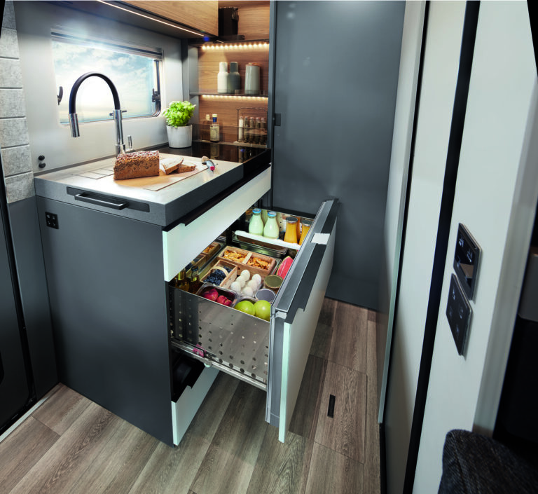 Küche mit offenem Kühlschrank und abgetrennten Schlafzimmer im iSmove